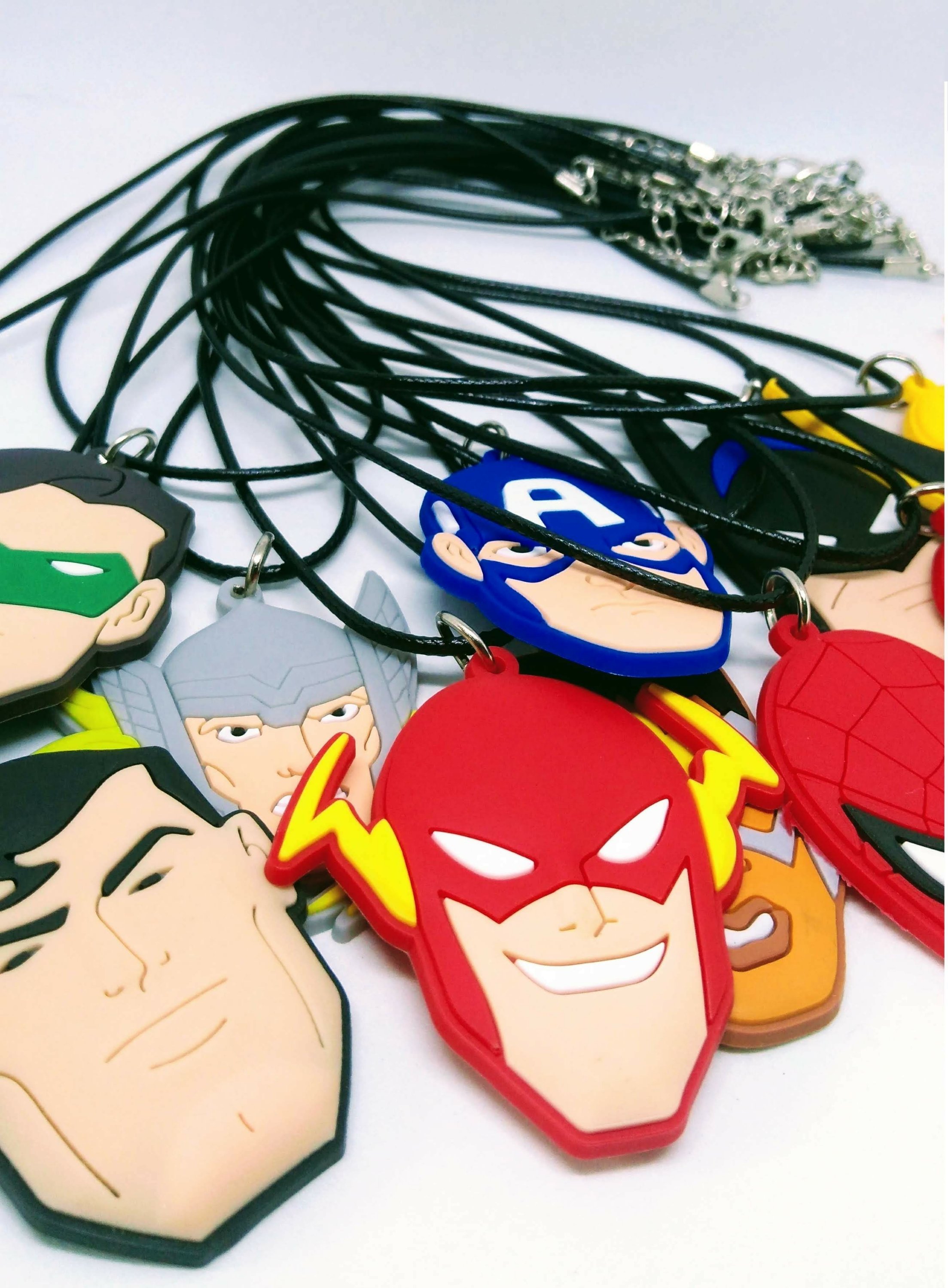 €0,95 – 10 collane supereroi Avengers gadget regalo fine festa